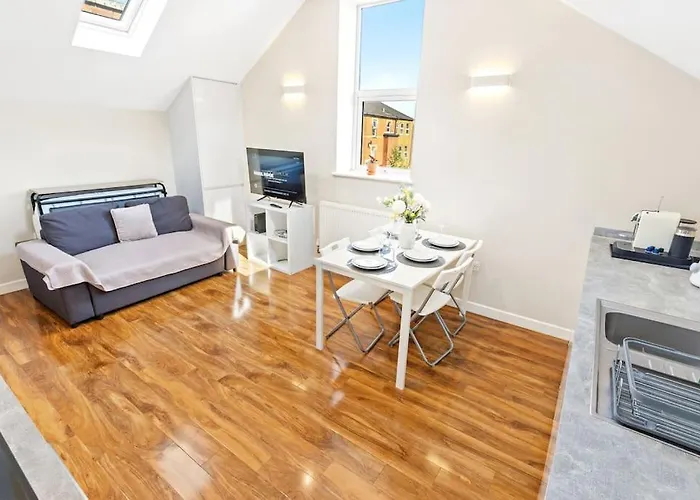 Two Bed Apartment In Leytonstone