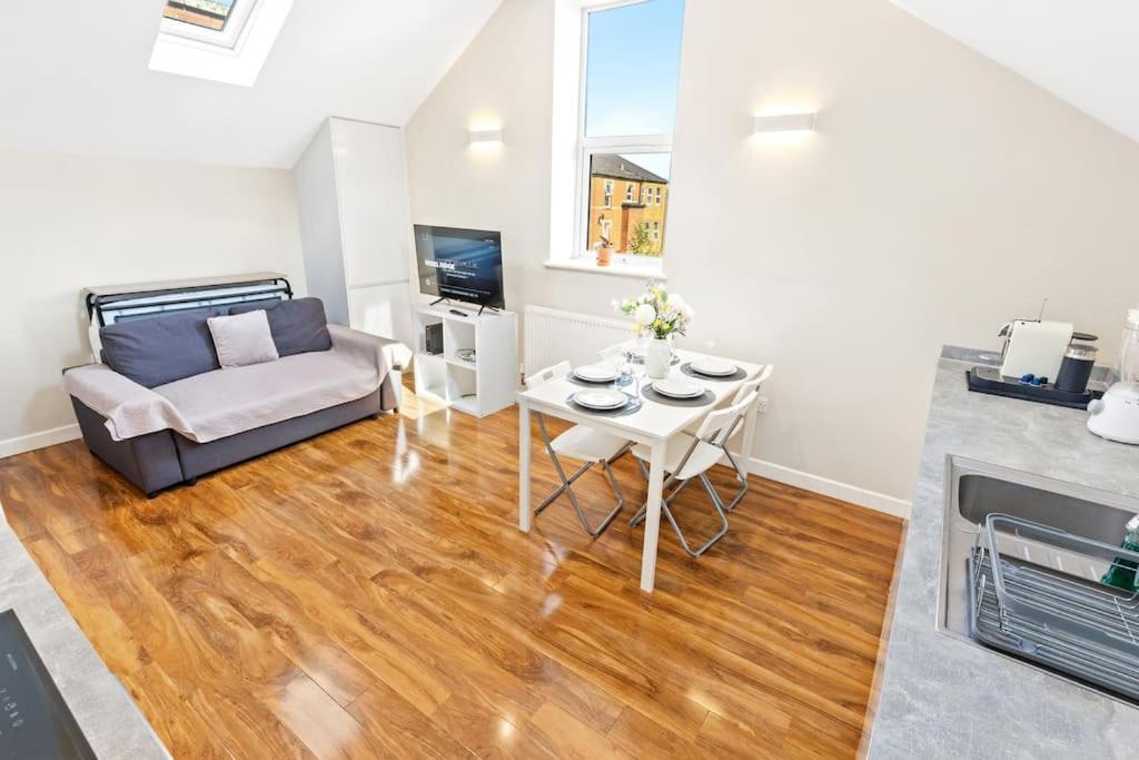 Two Bed In Leytonstone Apartment *