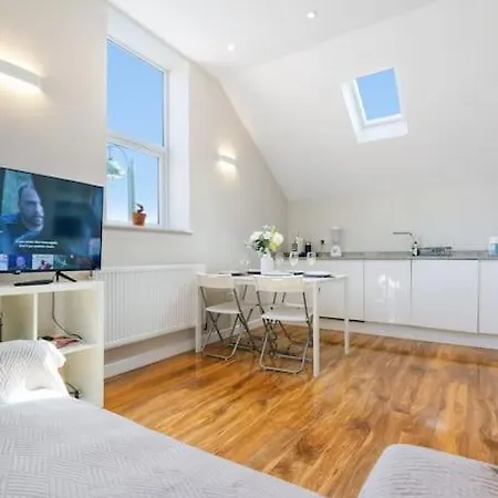 Two Bed Apartment In Leytonstone London Exterior photo