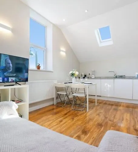 Two Bed Apartment In Leytonstone